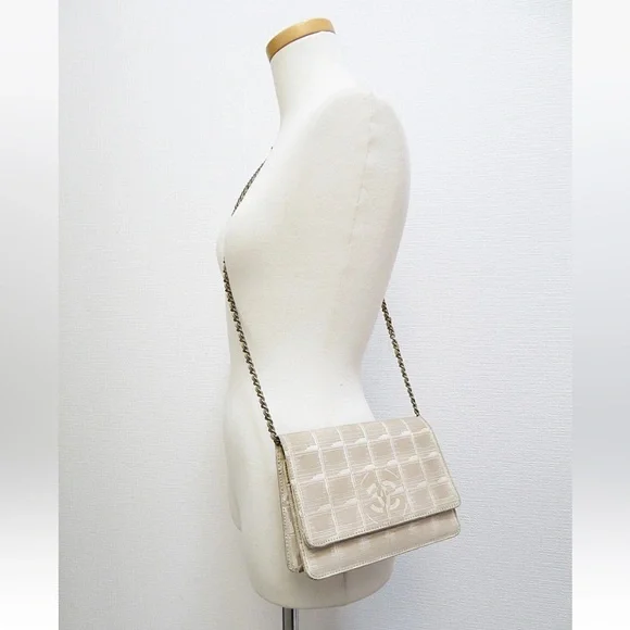 CHANEL Beige Crossbody Bag with Chain Strap - Picture 2 of 16